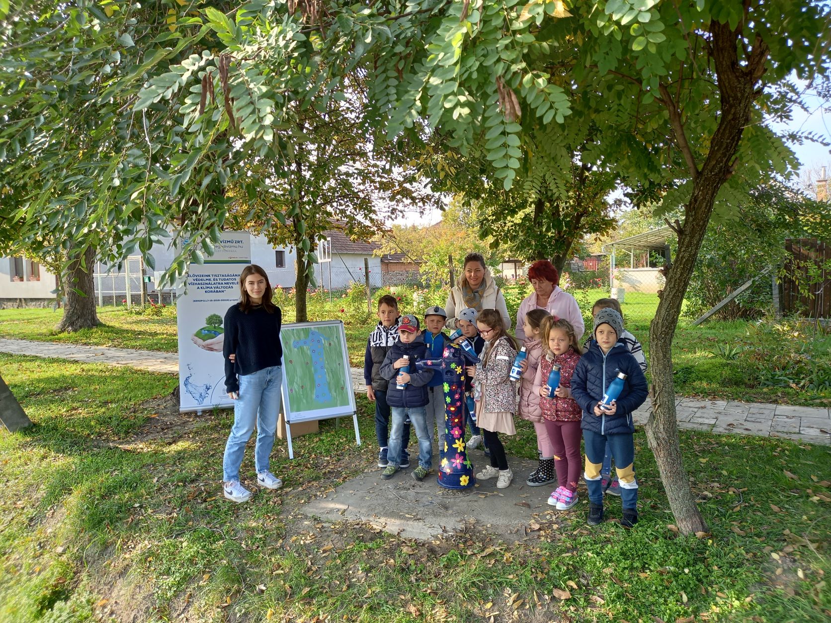 Kék ivókút dekorációja Algyőn